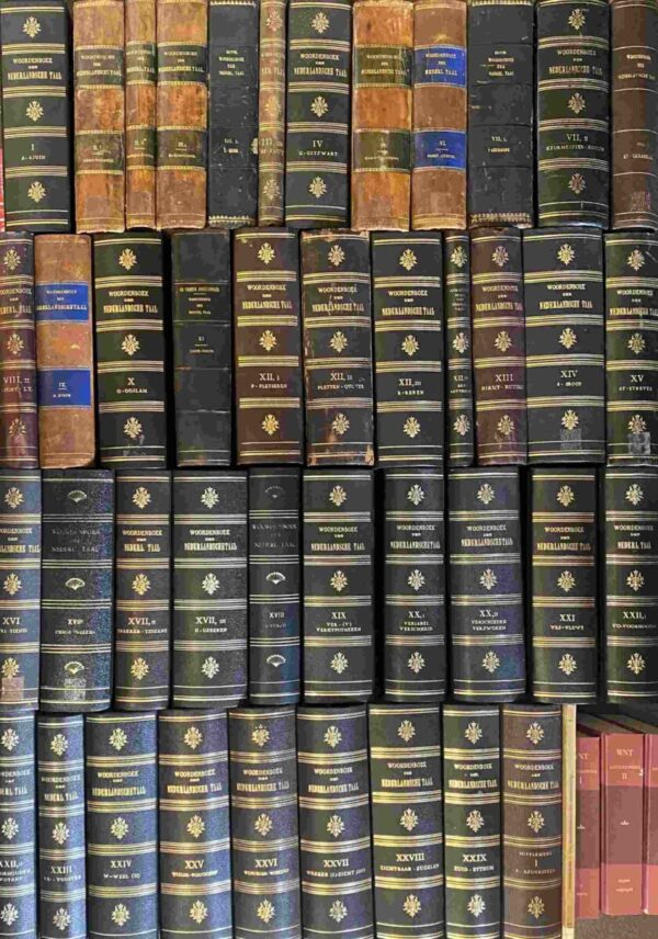 Woordenboek der Nederlandsche Taal (WNT). Complete set van Deel I t/m XXIX met Supplement Eerste Deel, Bronnenlijst + Bronnenlijst Tweede Aanvulling en Aanvullingen Eerste t/m Derde Deel