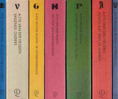 Collectie van der Heijden (7-delige set, De tandeloze tijd). Proloog: De slag om de Blauwbrug. 1: Vallende ouders. 2: De Gevarendriehoek. 3.1: Het Hof van Barmhartigheid. 3.2: Onder het plaveisel het moeras. 4: Advocaat van de hanen. Een intermezzo: Weerborstels