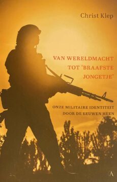 Van wereldmacht tot braafste jongetje. Onze militaire identiteit door de eeuwen heen